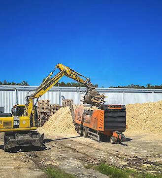 Schredderarbeiten (Palettenholz)