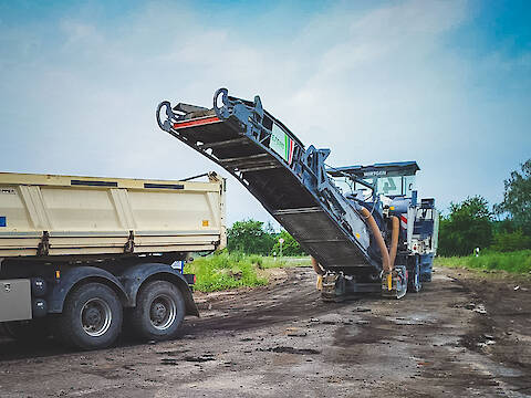 Asphaltfräse mit Direktverladung des Fräsguts in den LKW